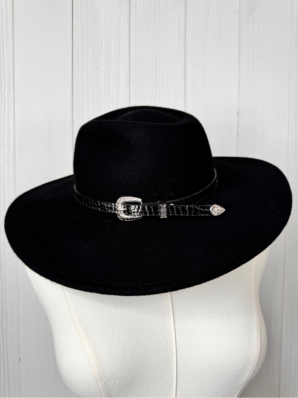 Madden NYC women’s classic black felt western hat